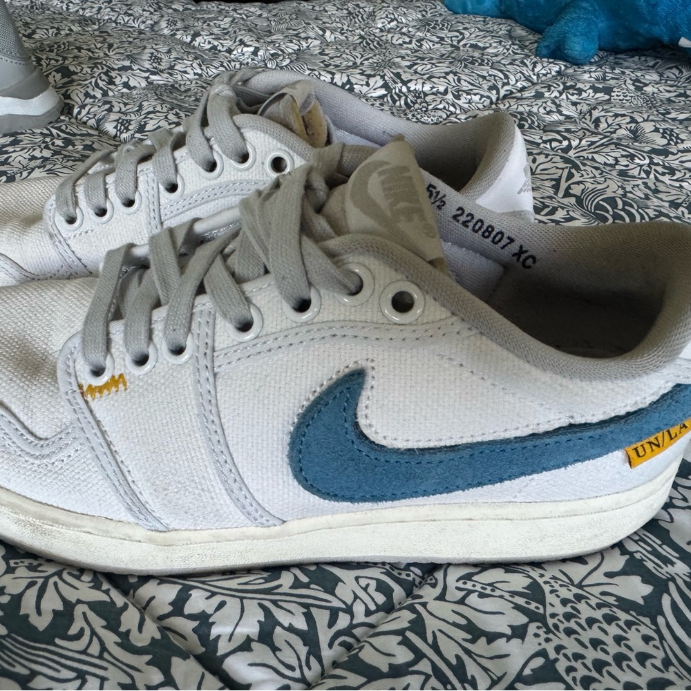 Jordan 1 retro ajko, size 5.5 youth, 7 womens